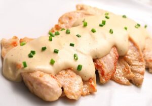 Pollo con salsa de queso