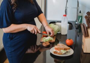 mujer con alimentacion consciente en el embarazo