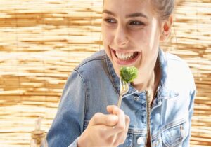 mujer feliz con brocoli