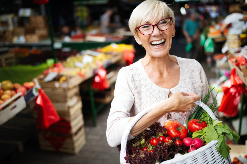 Mujer activa disfrutando de una dieta equilibrada durante la menopausia