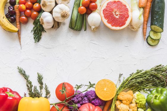 Si basas tus comidas en frutas y verduras, estarás aportando más agua, fibra y nutrientes a tu día, por lo que te recomiendo stockear tu heladera de fruta y verdura de estación. 