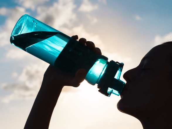 La cantidad de agua mínima que necesitamos es de 2.5 litros para hombres y 2 litros para mujeres (EFSA) 