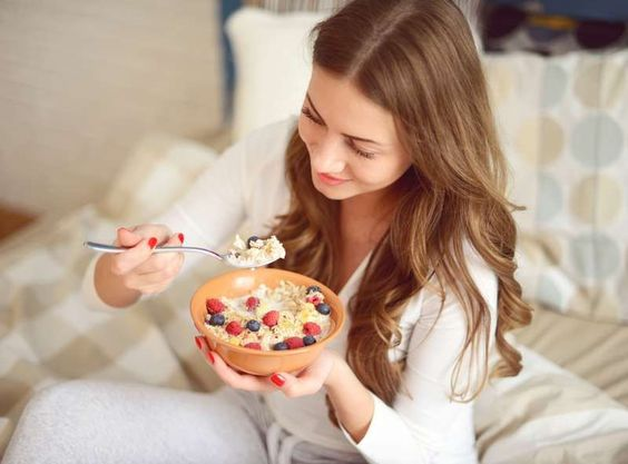 Imagen de Luisa Castillo, Coach Nutricional, explorando la conexión mente-cuerpo en la psiconutrición.