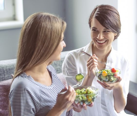 Imagen de Luisa Castillo, Nutricionista en Barcelona, disfrutando de alimentos frescos y saludables.