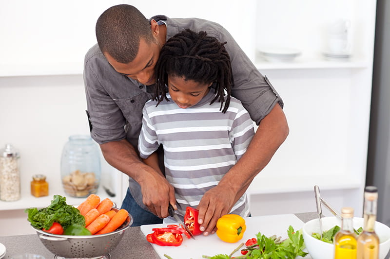 Permitir que los niños participen en la preparación de las comidas puede aumentar su interés por los alimentos