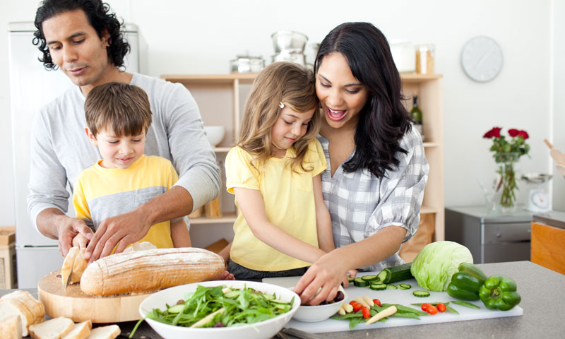 Es esencial fomentar una relación saludable con la comida desde el principio para evitar problemas como la obesidad