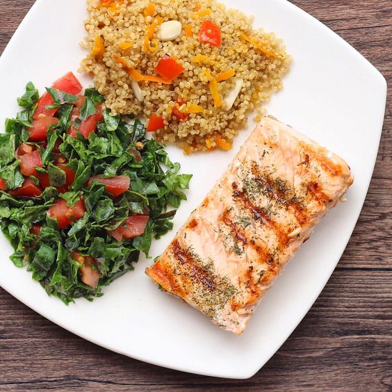 Salmón al Horno con Costra de Hierbas y Ensalada de Quinoa