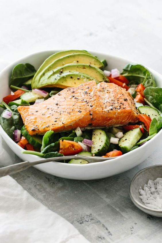 Ensalada de Aguacate y Salmón